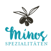 Logo der Marke &bdquo;Minos&ldquo; mit einem stilisierten Schmetterling und dem Schriftzug &bdquo;Minos Spezialit&auml;ten&ldquo; in gr&uuml;ner und blauer Schrift.
