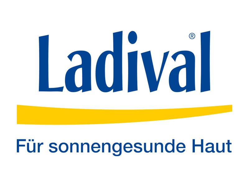 Logo von Ladival mit dem Slogan &bdquo;F&uuml;r sonnengesunde Haut&ldquo; in Blau und Gelb auf wei&szlig;em Hintergrund.