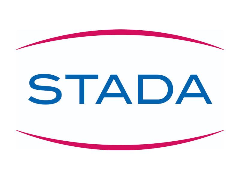 Logo der Firma STADA mit blauer Schrift auf wei&szlig;em Hintergrund und pinken Linien um das Logo.