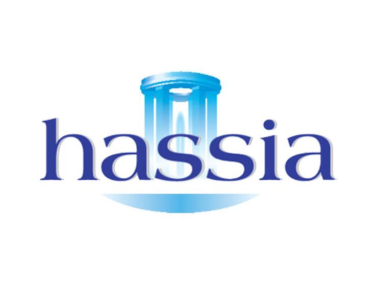 Logo der Marke Hassia in Blau mit stilisierter S&auml;ule und Schriftzug. Hintergrund ist wei&szlig;.