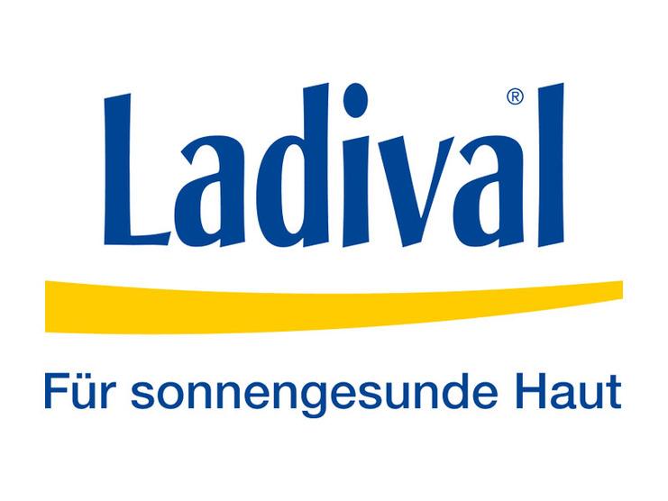 Logo von Ladival mit dem Slogan &bdquo;F&uuml;r sonnengesunde Haut&ldquo; in Blau und Gelb auf wei&szlig;em Hintergrund.
