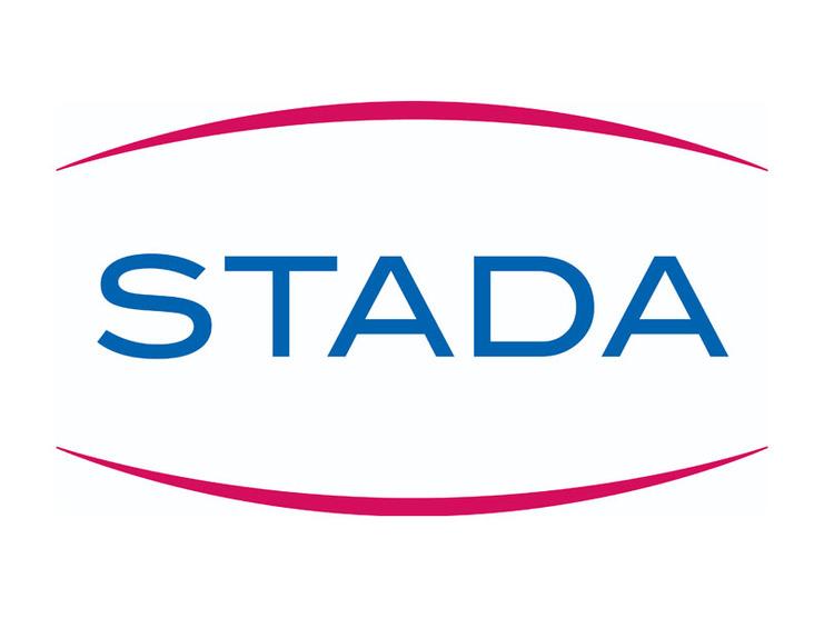Logo der Firma STADA mit blauer Schrift auf wei&szlig;em Hintergrund und pinken Linien um das Logo.
